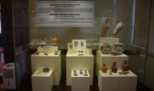 ВНИМАНИЕ Зрителей привлекает хирургический царапина на черепе возрастом 3000 лет в МУЗЕЕ АРХЕОЛОГИИ И ЭТНОГРАФИИ БАФРА.